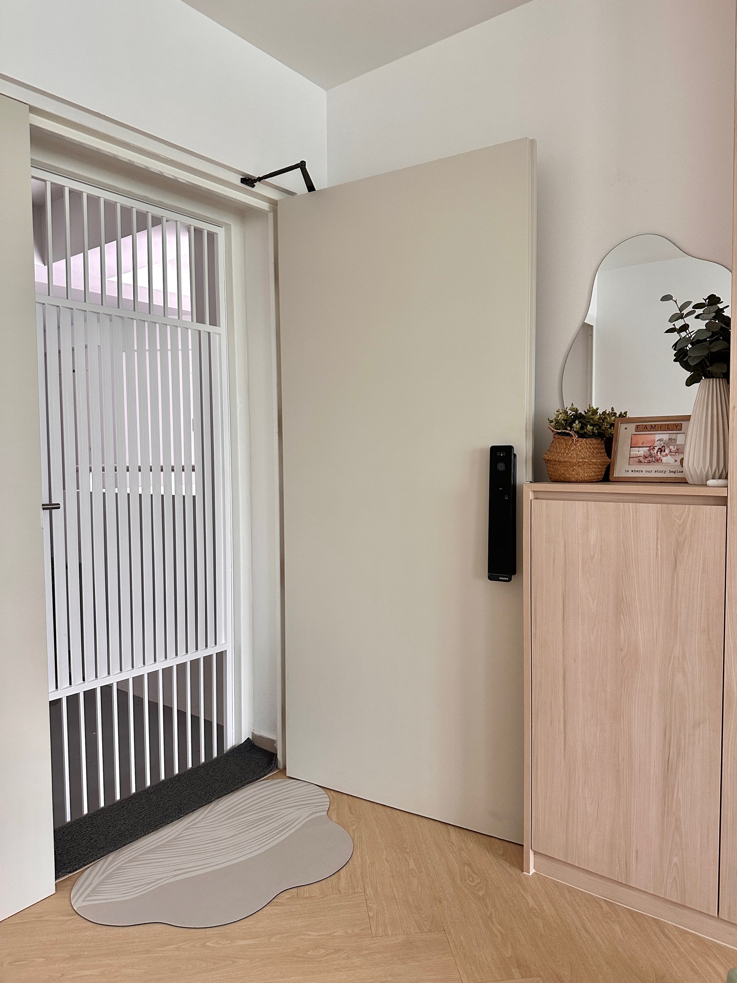 Entrance makeover that complete the house theme!