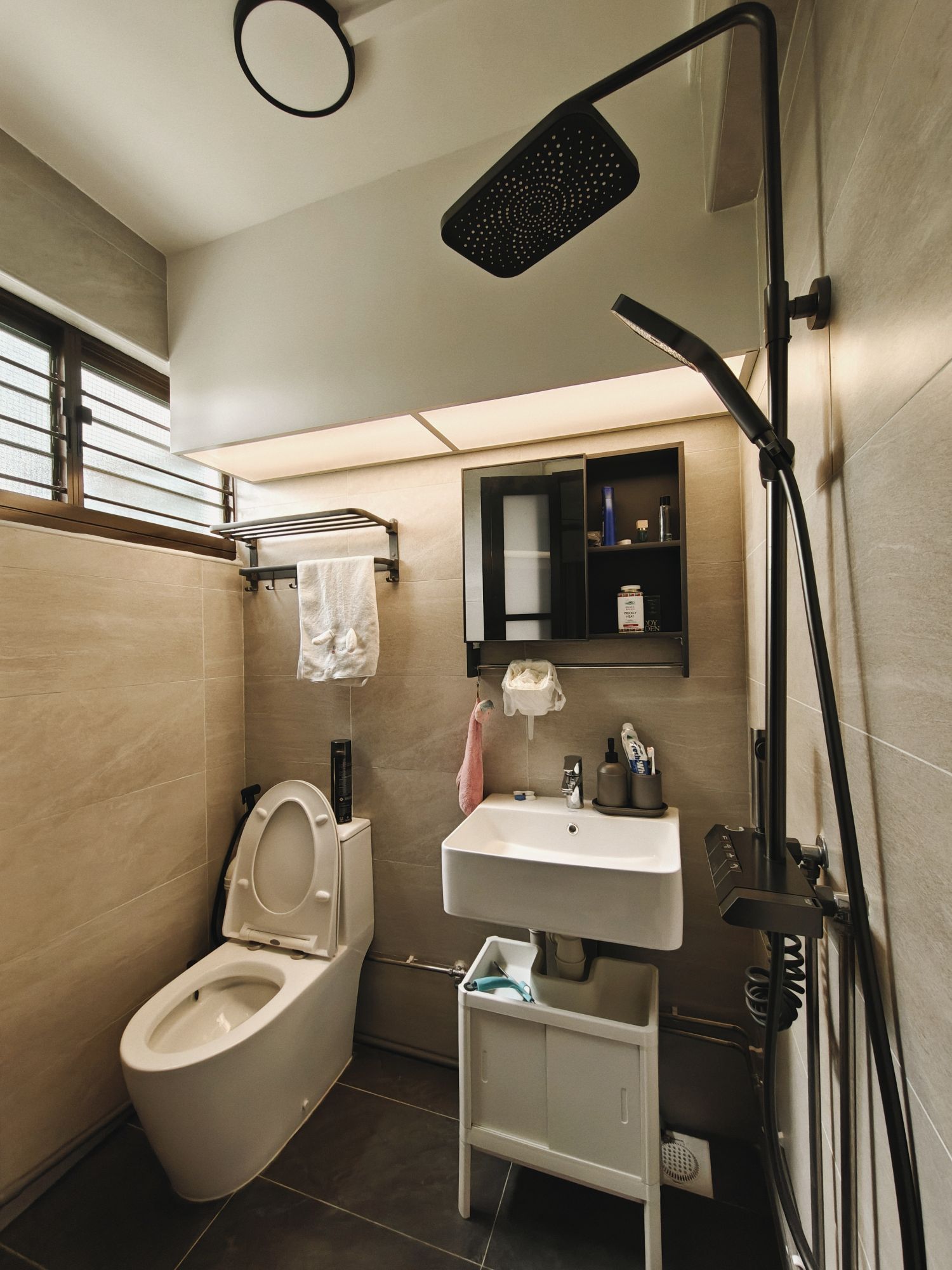 Small-master-toilet-design-you-can-reference