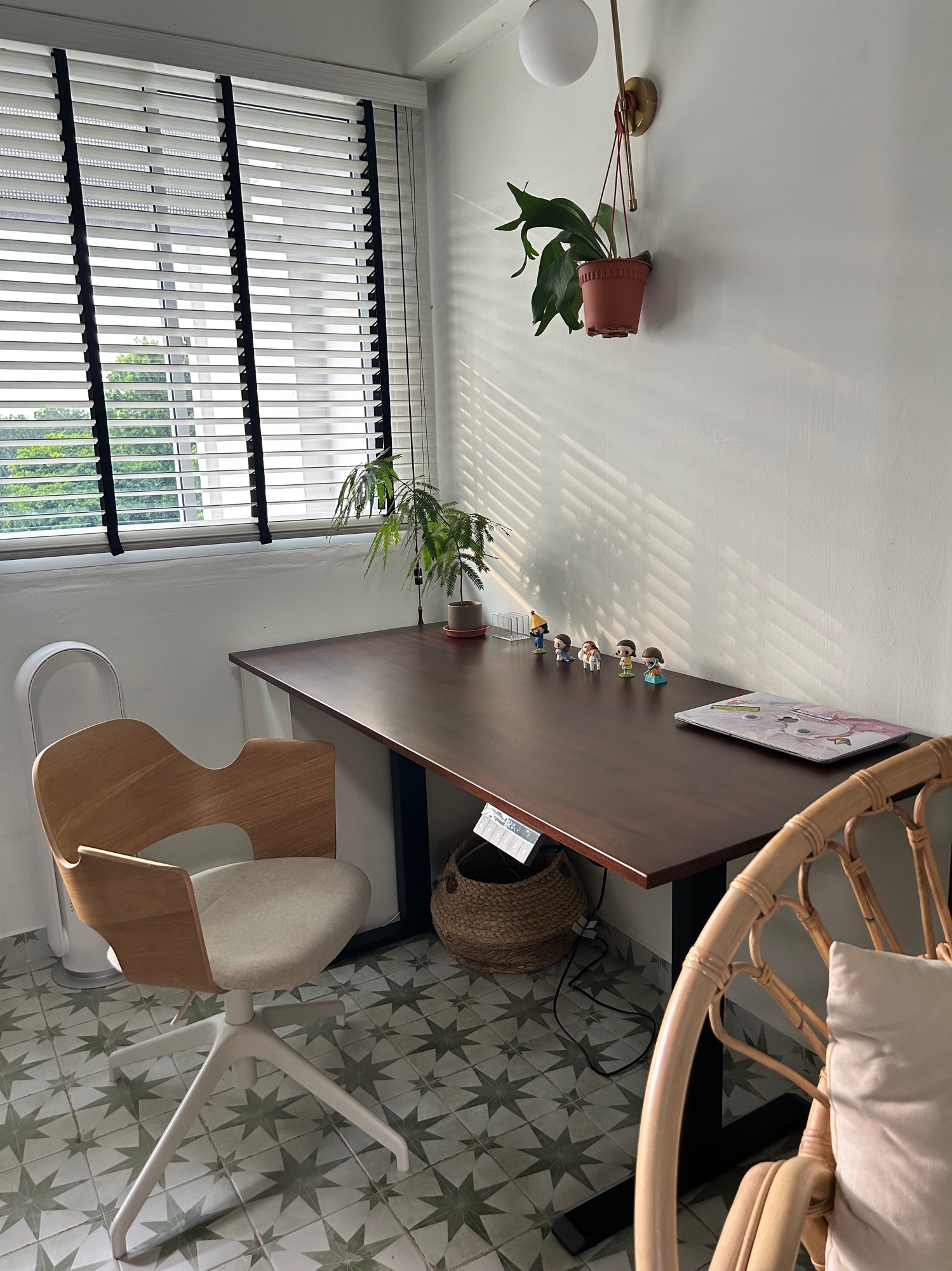 Study room upgrade: the solid wood adjustable desk