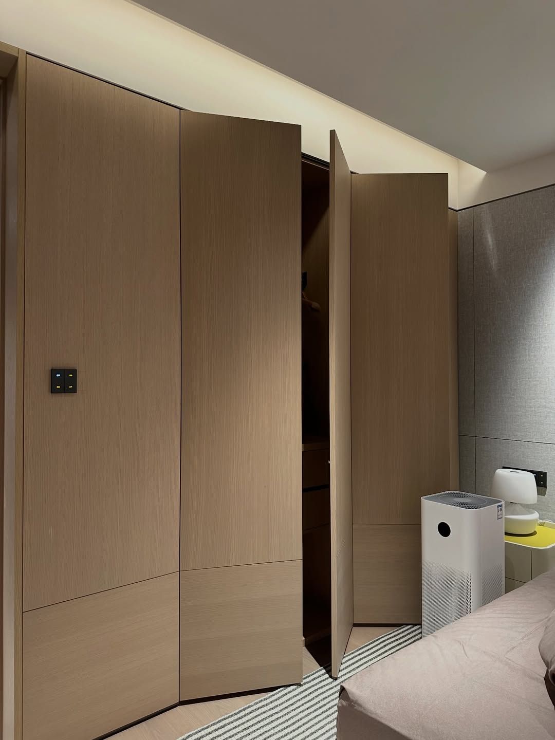 Custom,-sleek-carpentry-for-the-modern-home.