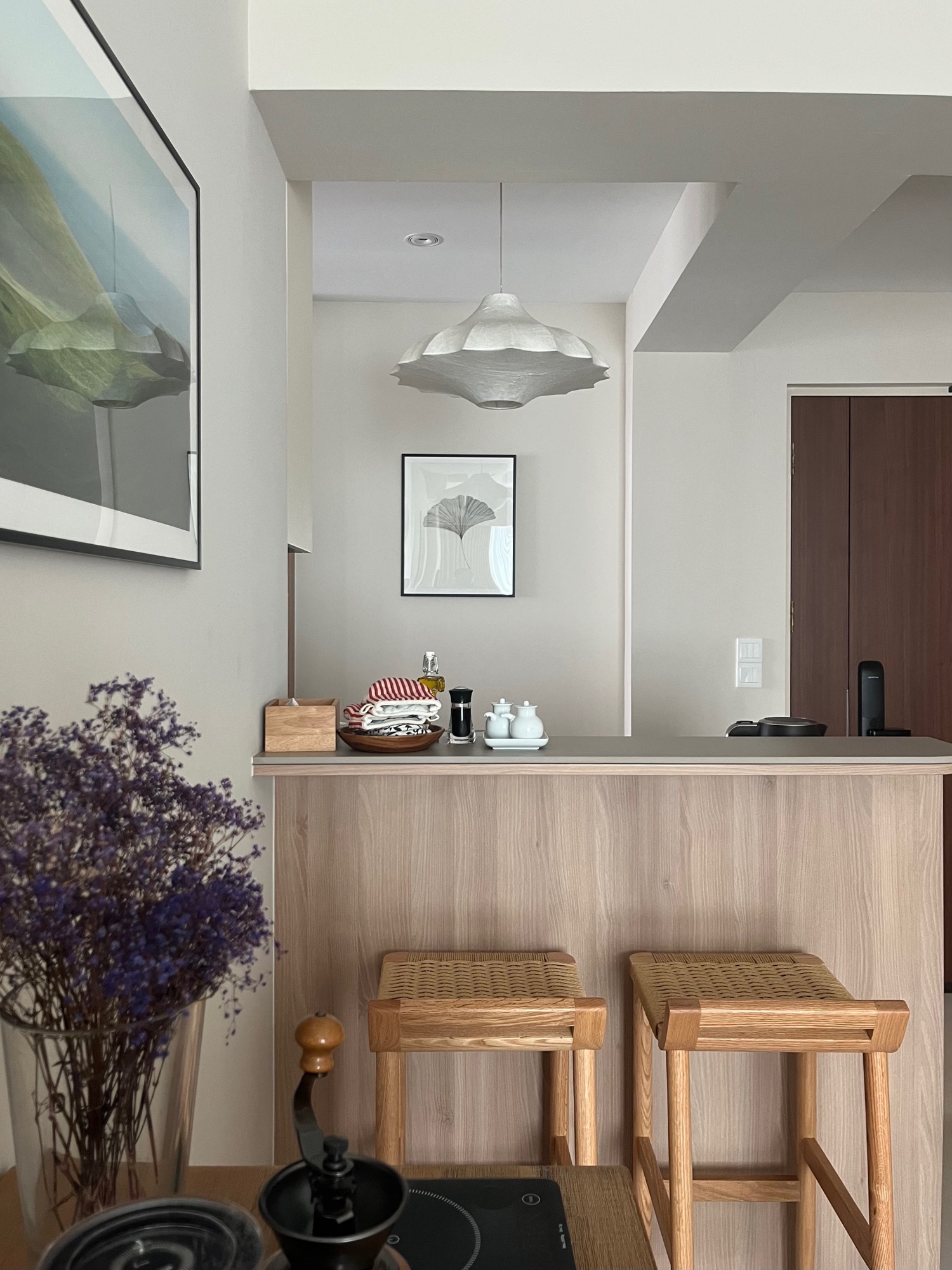 For-slow-mornings:-breakfast-nook-and-a-coffee-counter