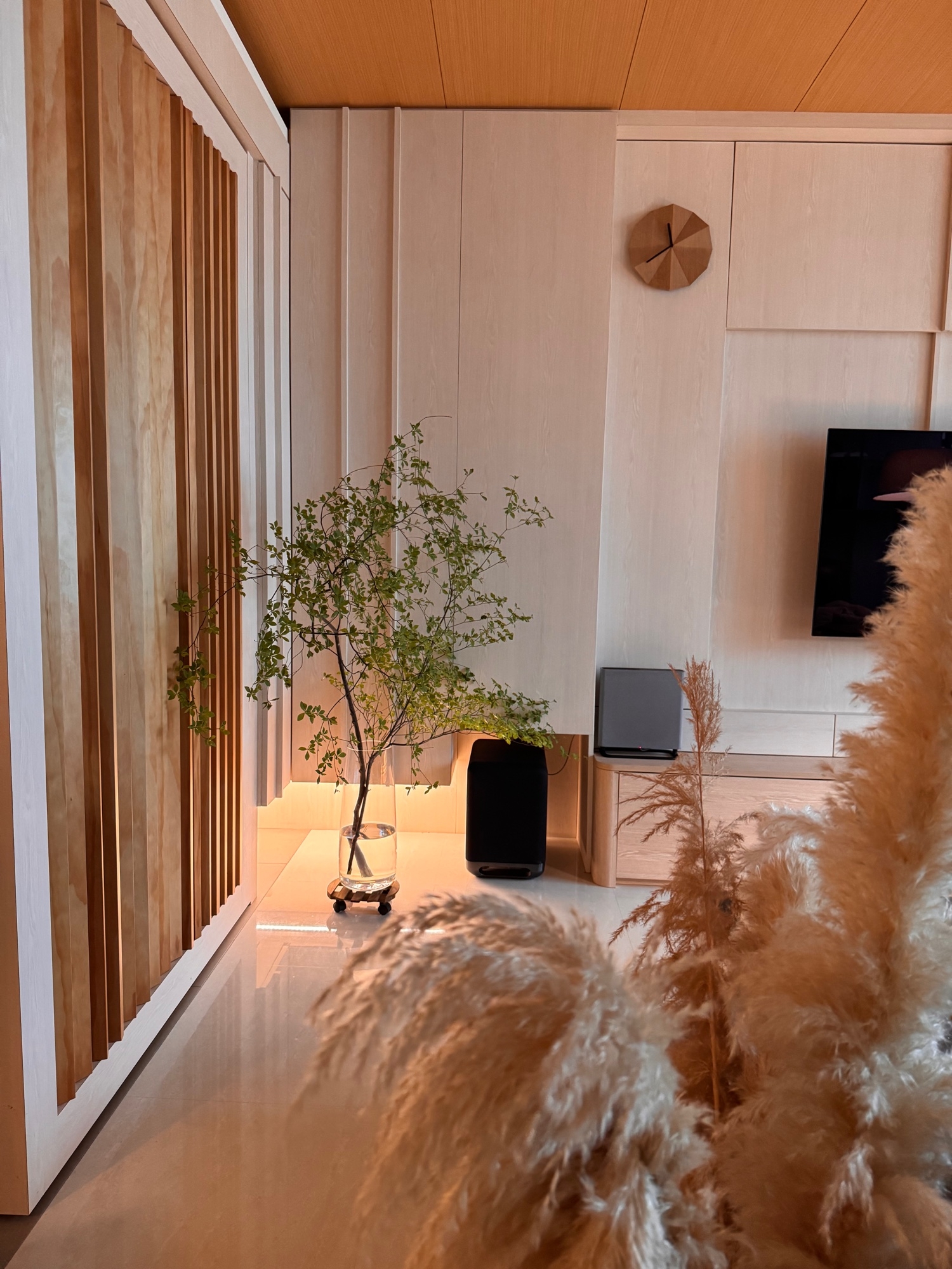 ☁️ Gloomy Days, Cozy Corners 🤎