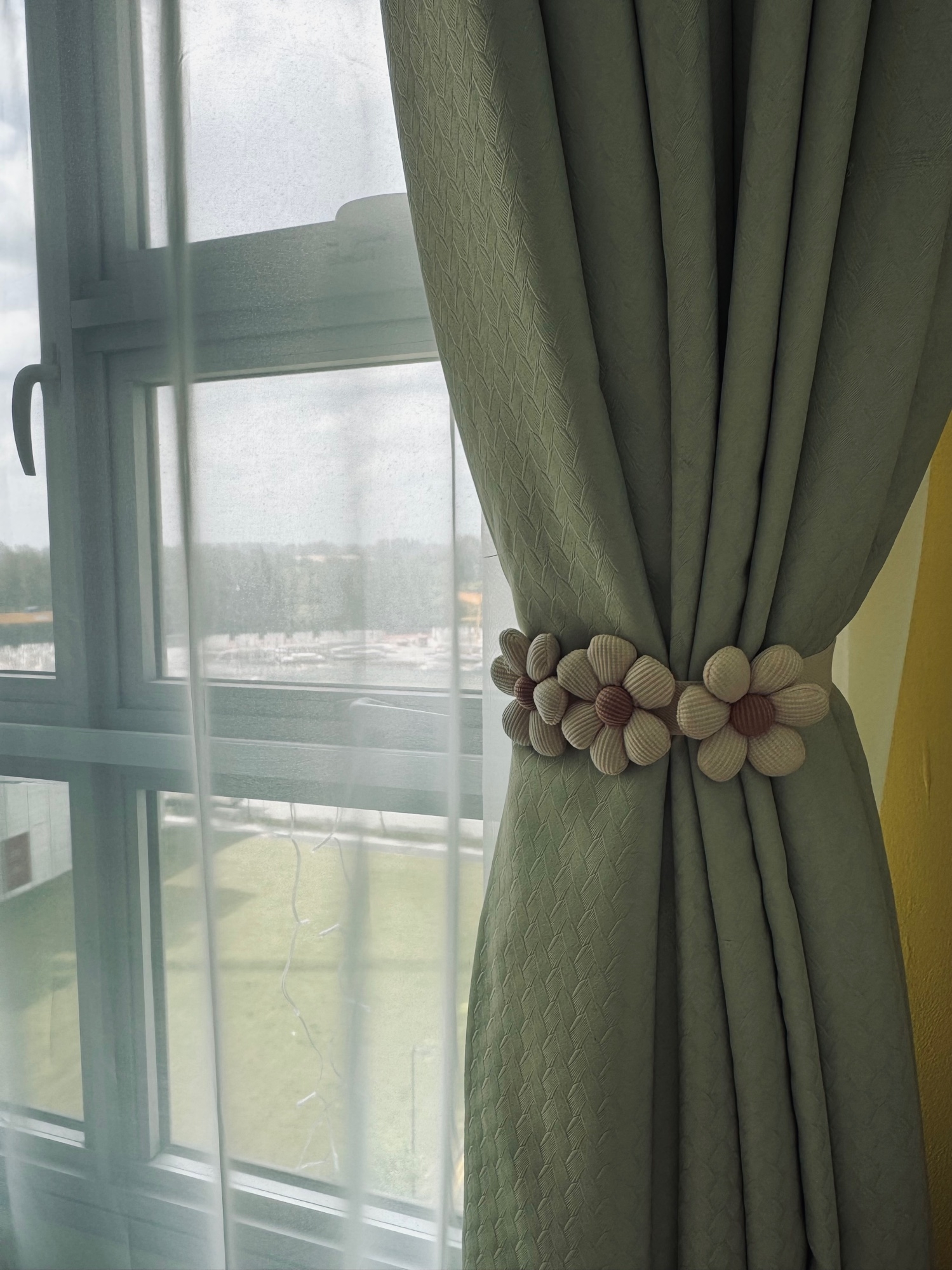 2-Best-Buy-in-Living-Room---Sofa-&-Window-Mesh