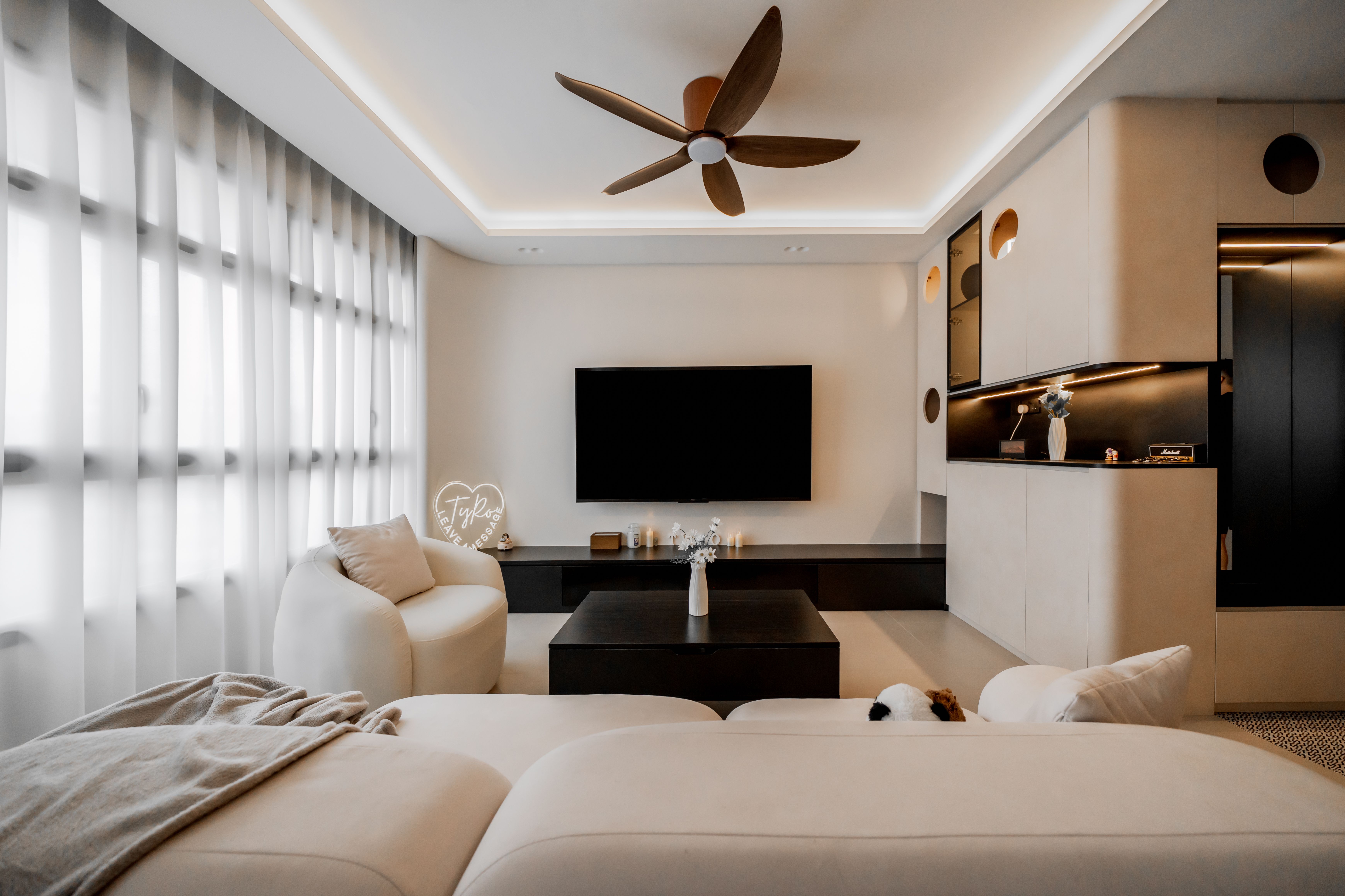 A-cozy-minimalistic-home-with-cats