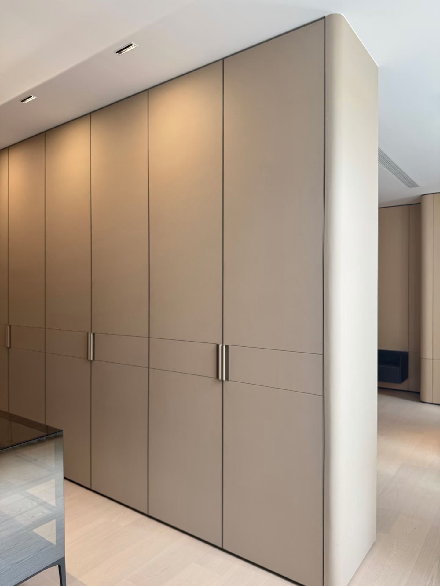 Ultra sleek carpentry design