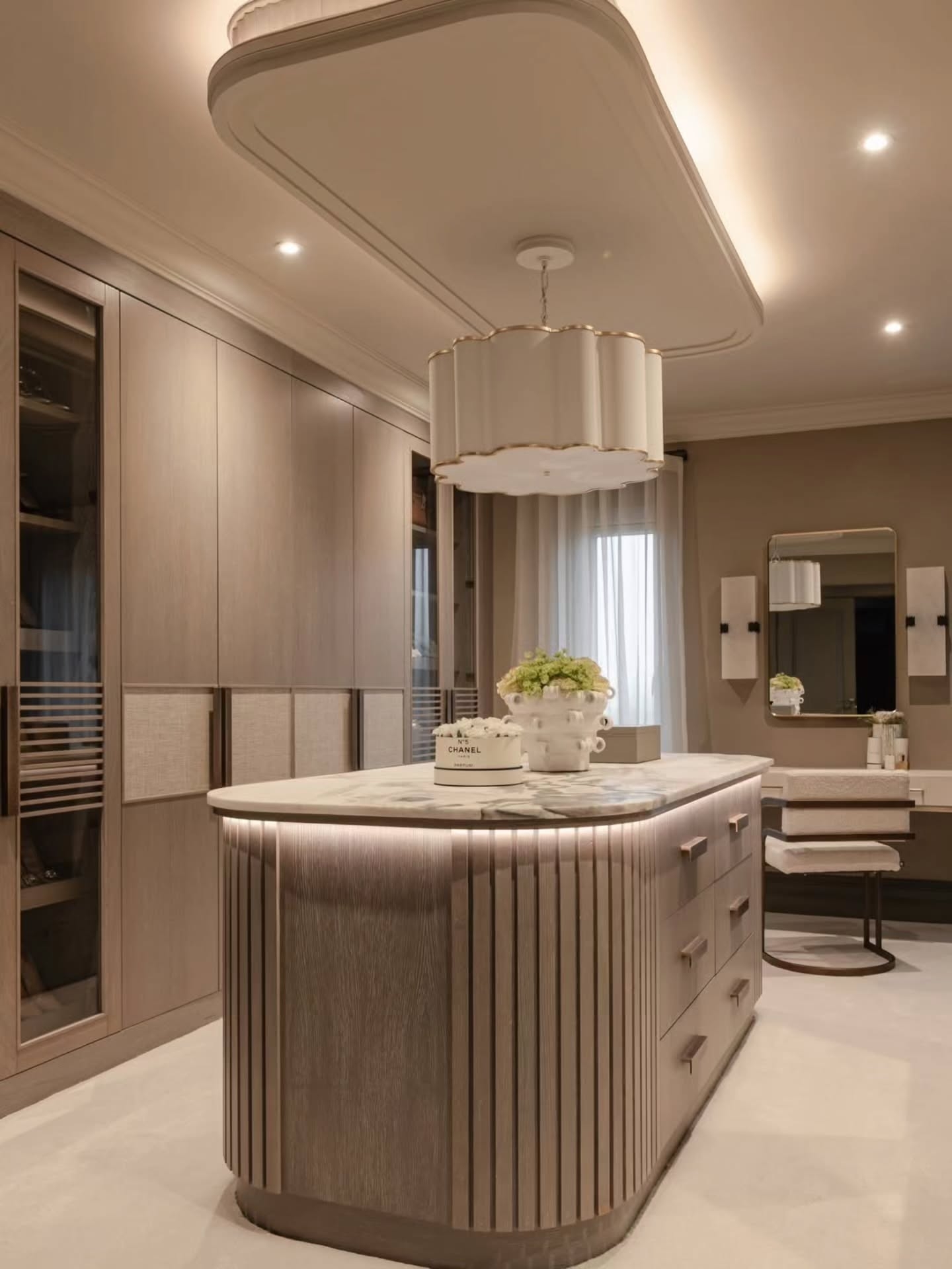 Stylish-&-luxurious-walk-in-wardrobe-design