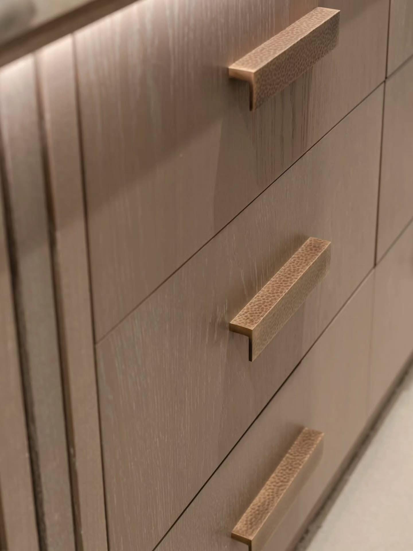 Stylish & luxurious walk in wardrobe design