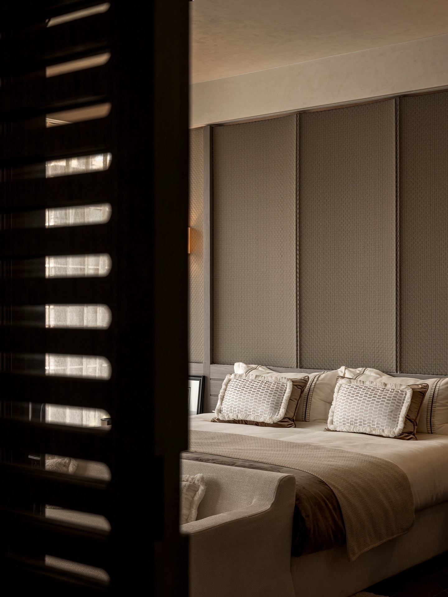 Cozy-&-luxurious-home-interior-with-a-hotel-vibe.