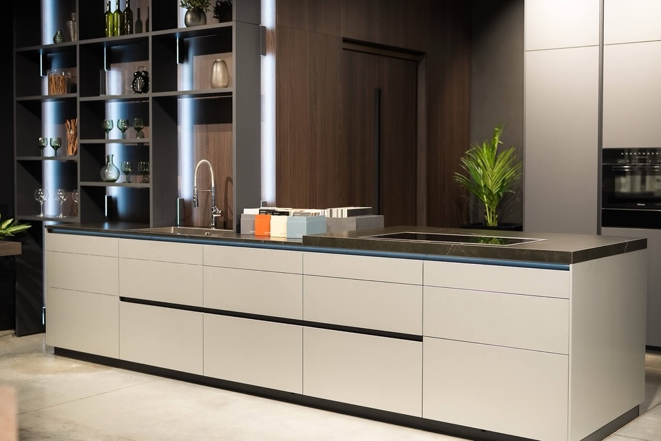 Luxurious-&-modern-dry-kitchen-design