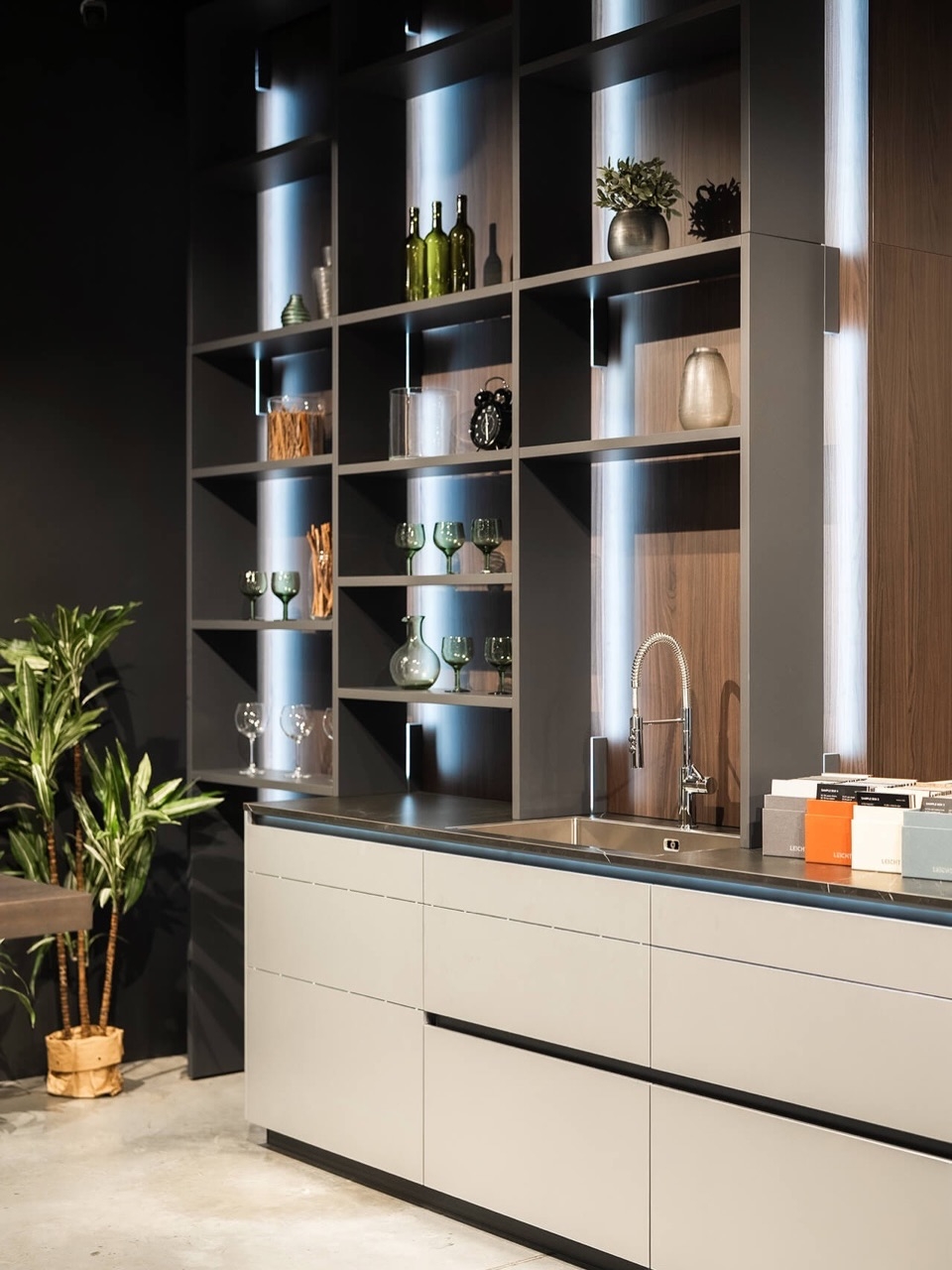 Luxurious & modern dry kitchen design