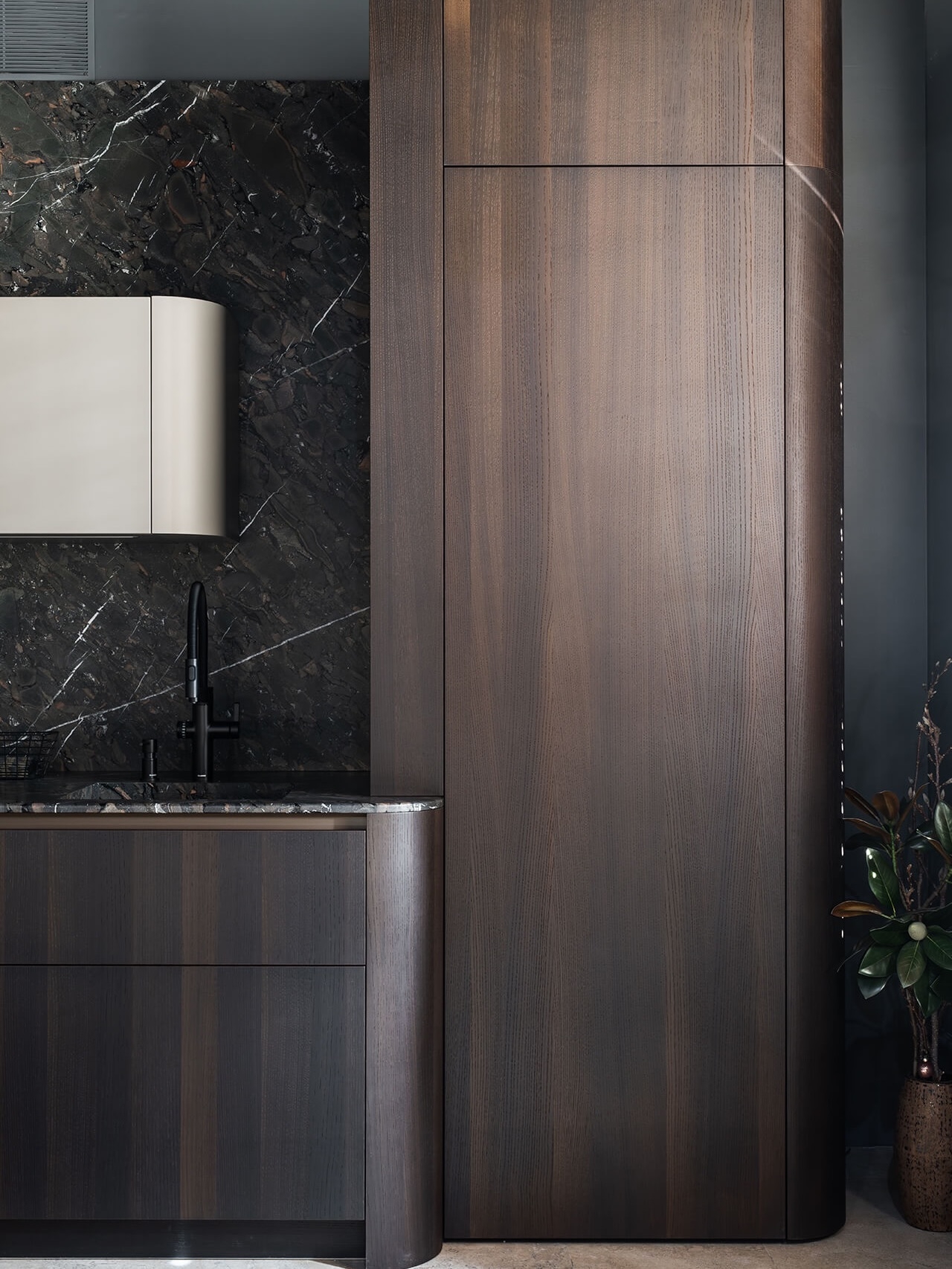 Sophisticated pantry niche design