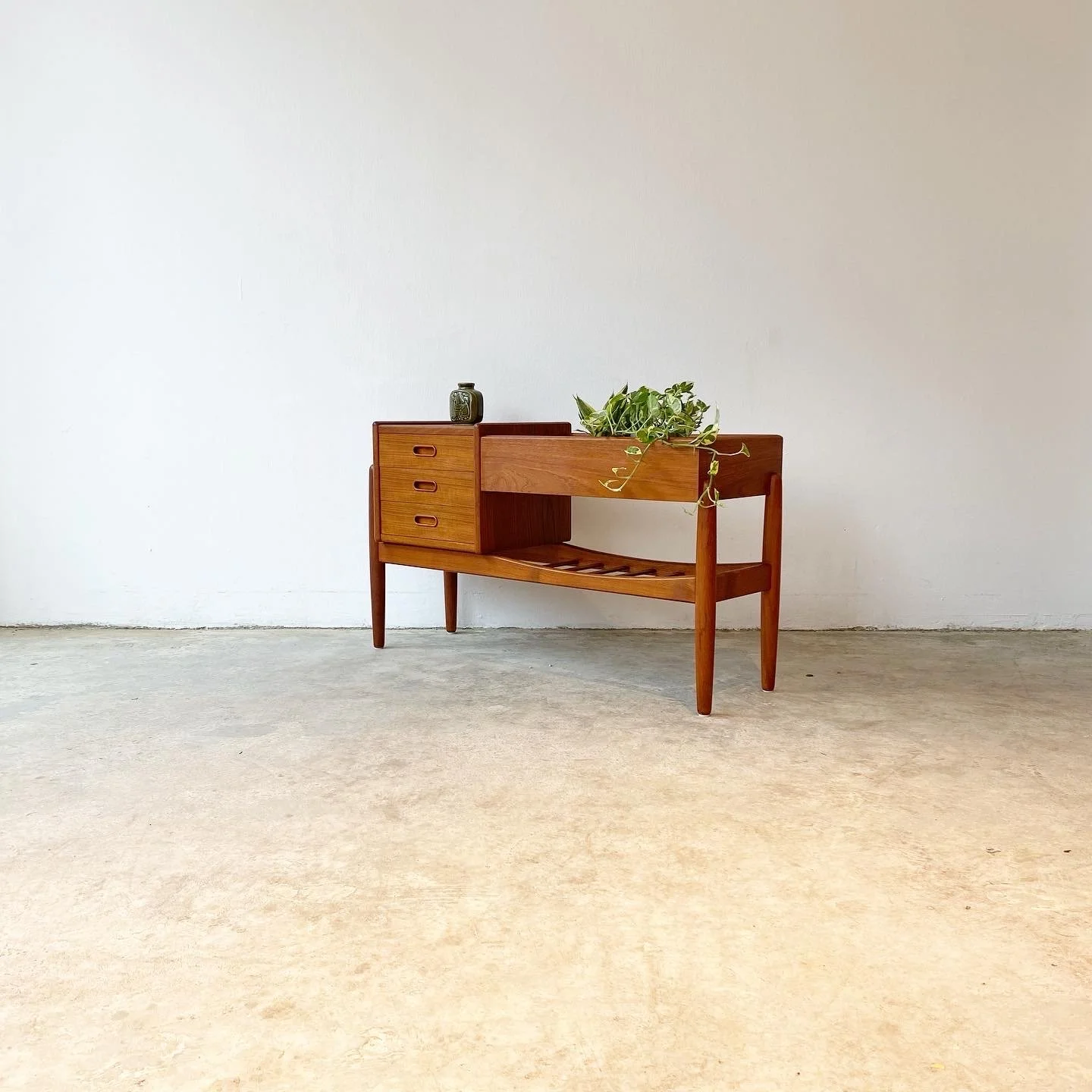 22M266 - Copan - Arne Wahl Iversen Model 36 Planter Bench in Teak