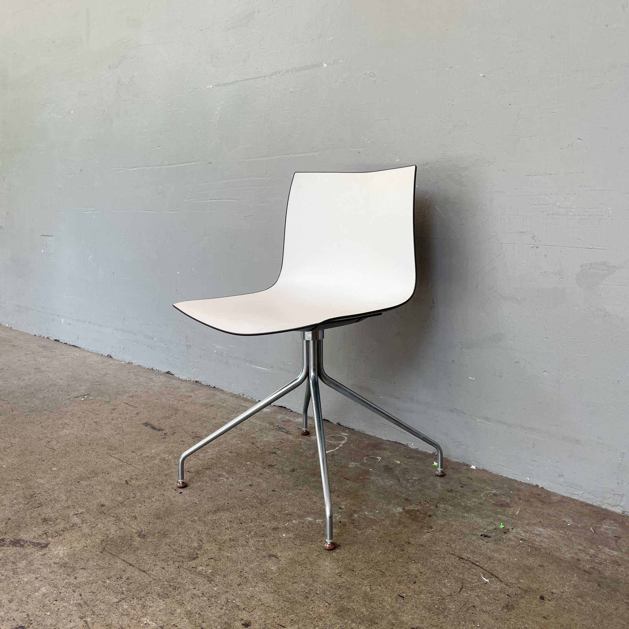 Arper Catifa 46 White/Grey Swivel Chair