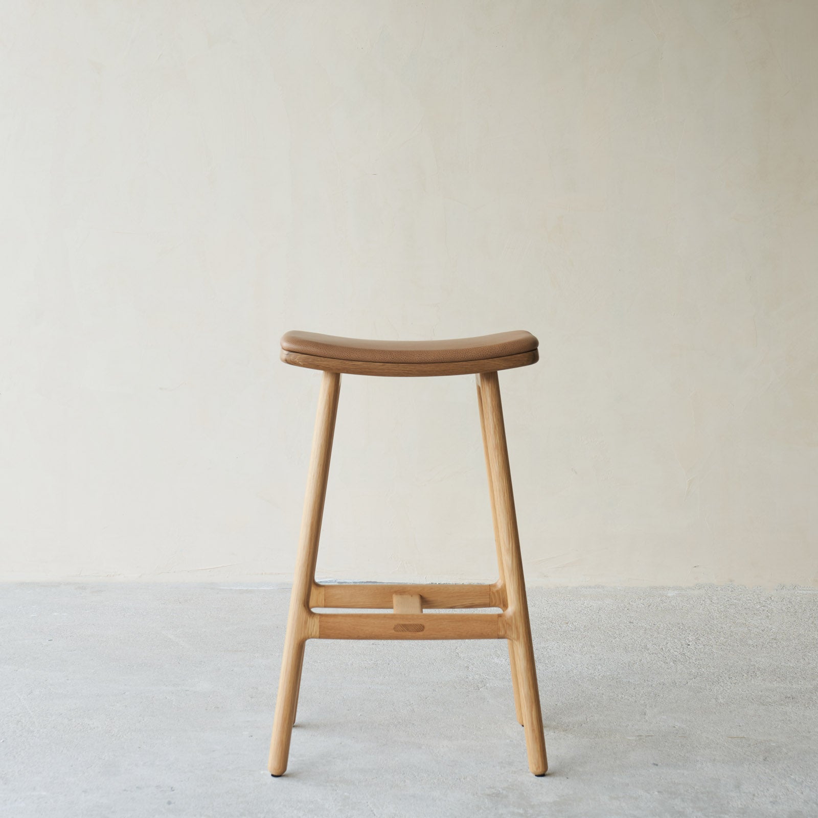 Odd Leather Counter Stool | Oak Frame – Pecan