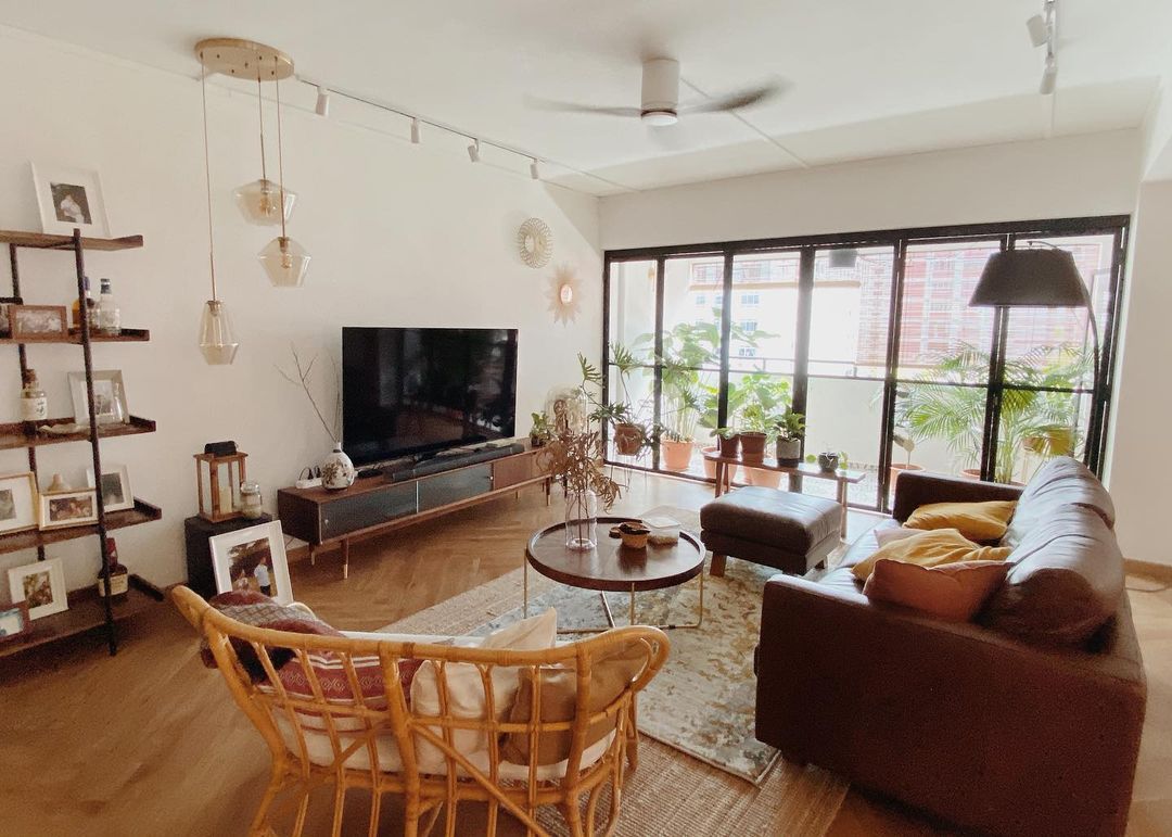 Sunlight and rattan: the dream combi for my living room - Modern living room with large windows, wooden floor, cozy seating