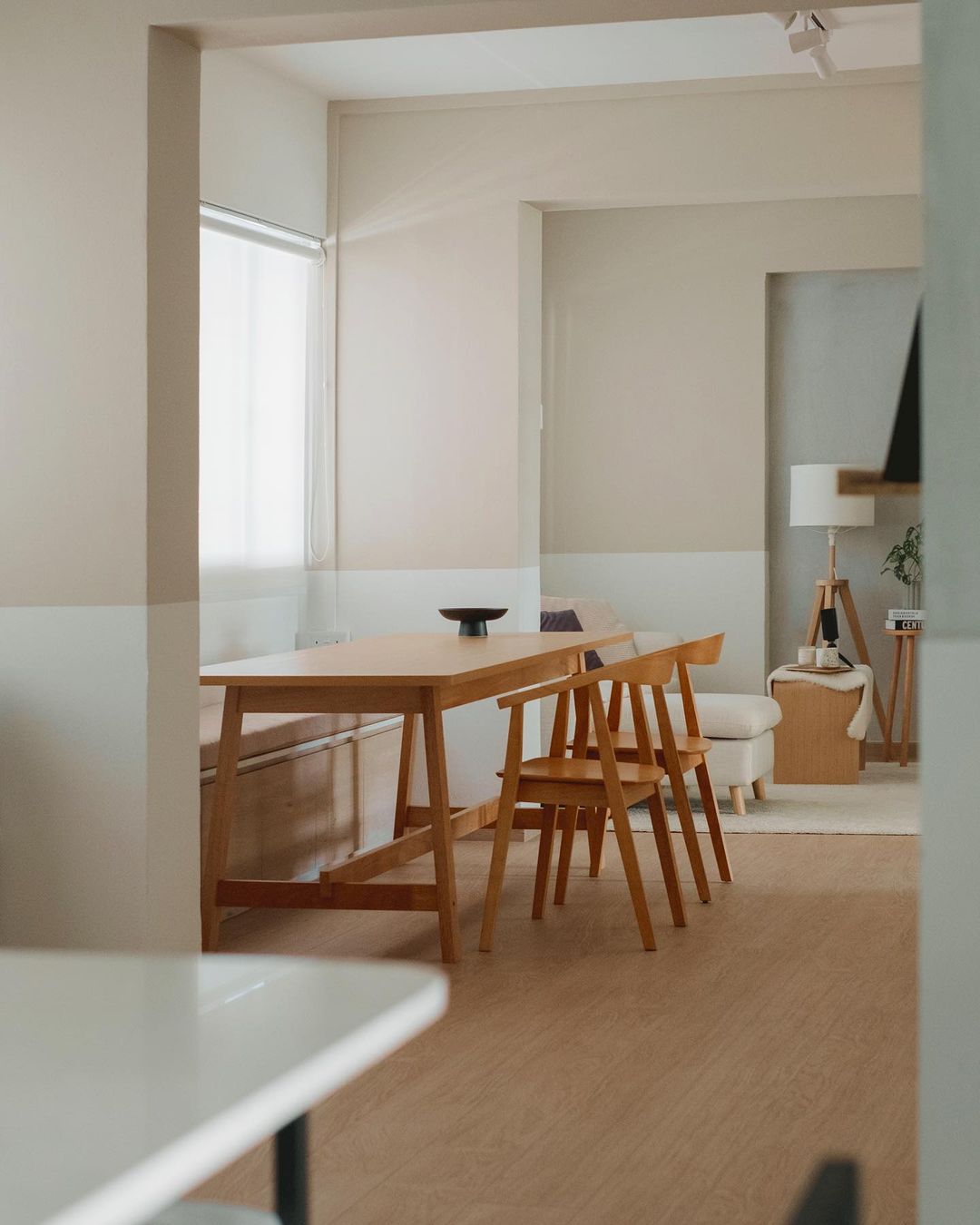 Minimalist Artful Dining Zone - Modern minimalist dining room, light wood furniture, sleek table, comfortable seating