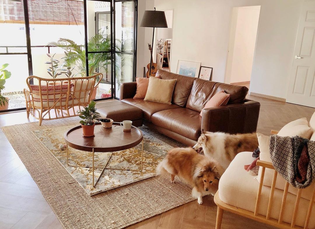 Sunlight and rattan: the dream combi for my living room - Modern living room with cozy brown leather sofa, beige and brown