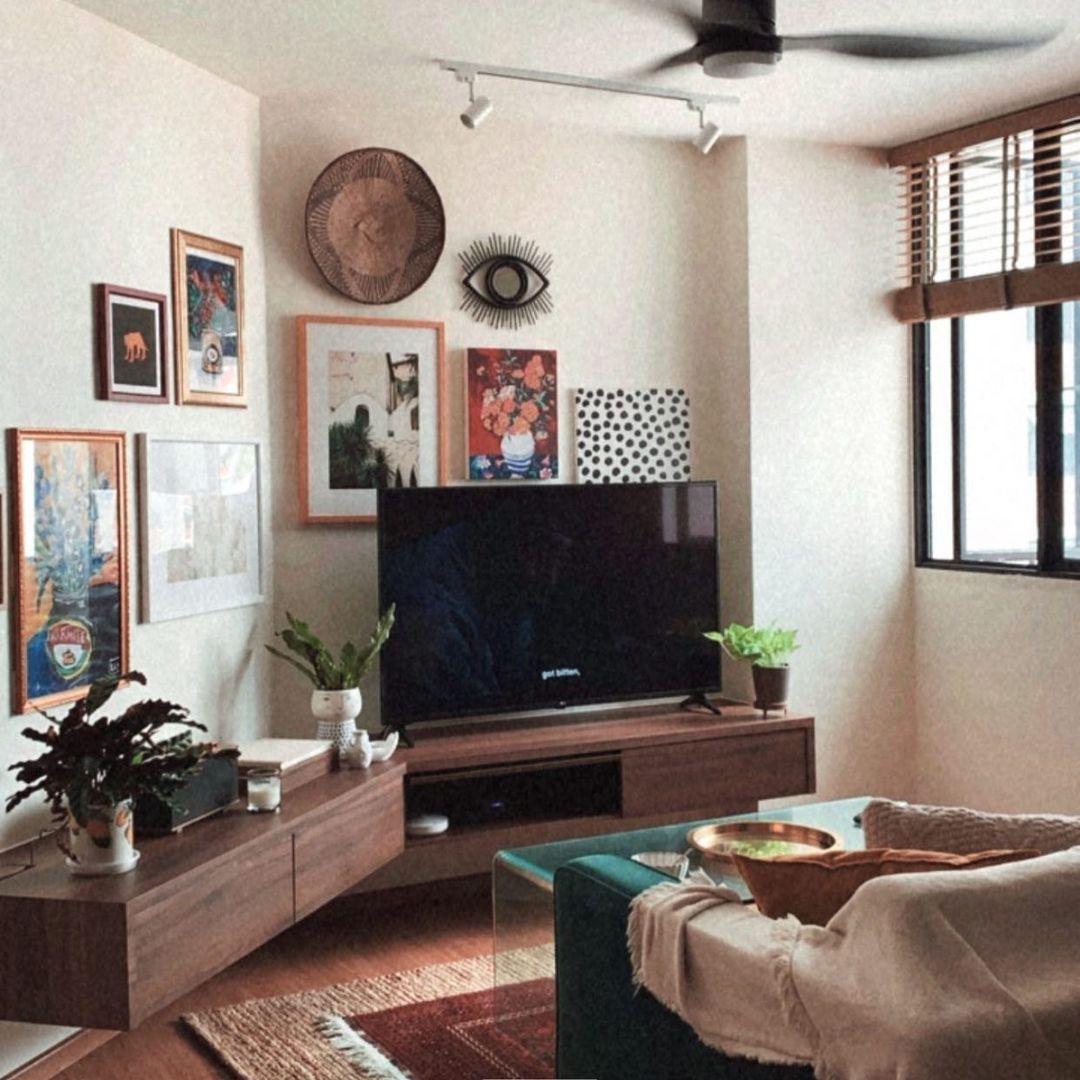 Eclectic Cosiness Unveiled - Modern living room, cozy corner, minimalist decor, abstract art, natural light, wooden