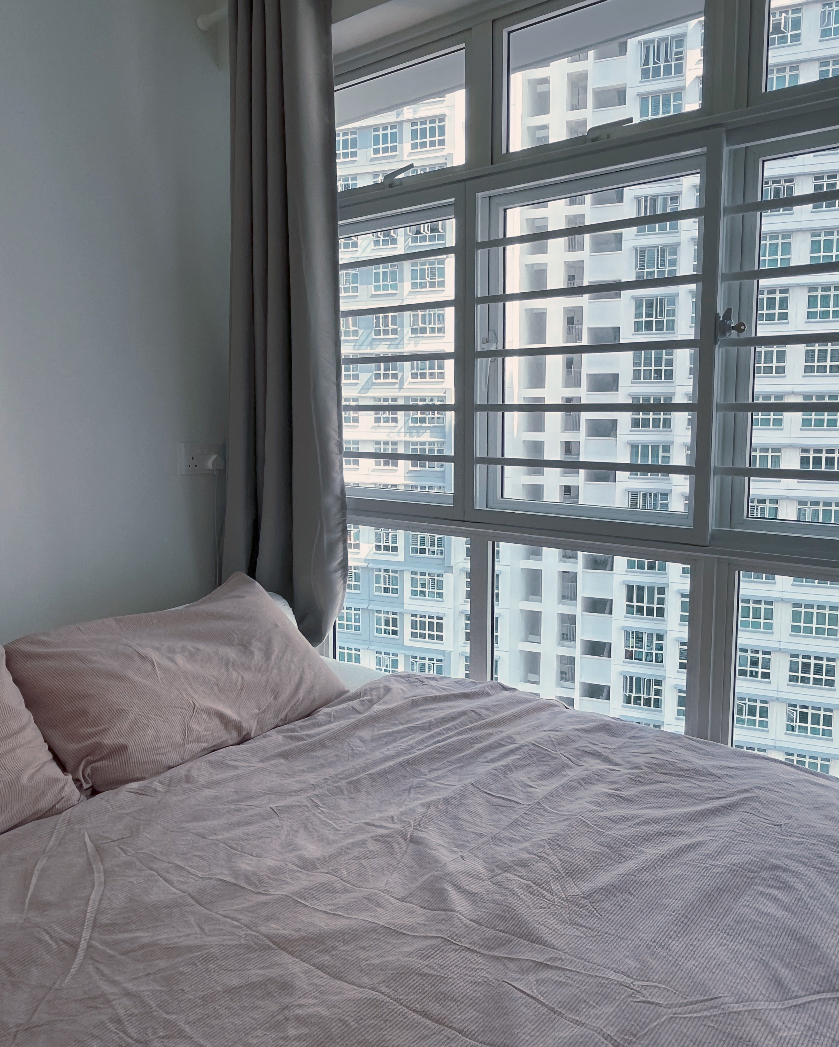 Living In A Cosy 3-room Flat with Minimal Housekeeping - Modern bedroom, large window, light streaming in, beige bedding