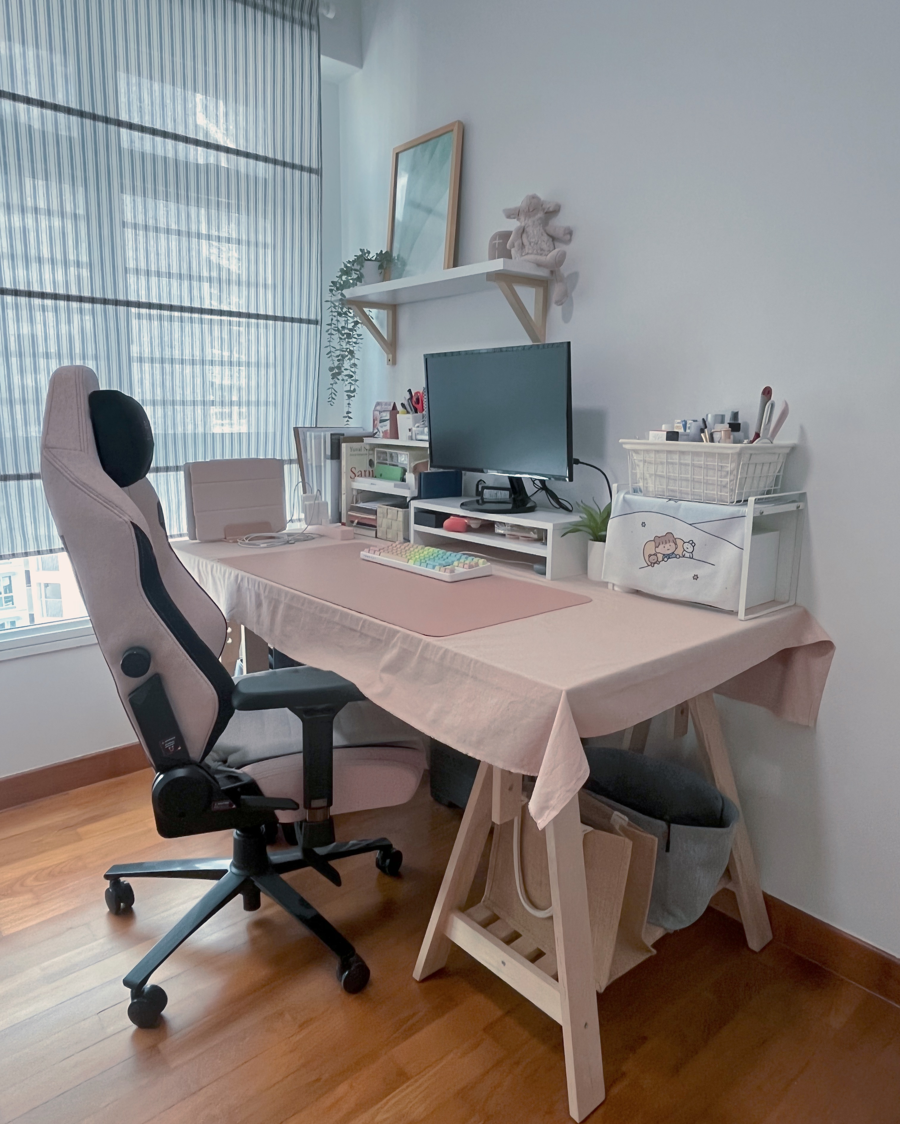 Living In A Cosy 3-room Flat with Minimal Housekeeping - Modern workspace, minimalist decor, ergonomic chair, desk with