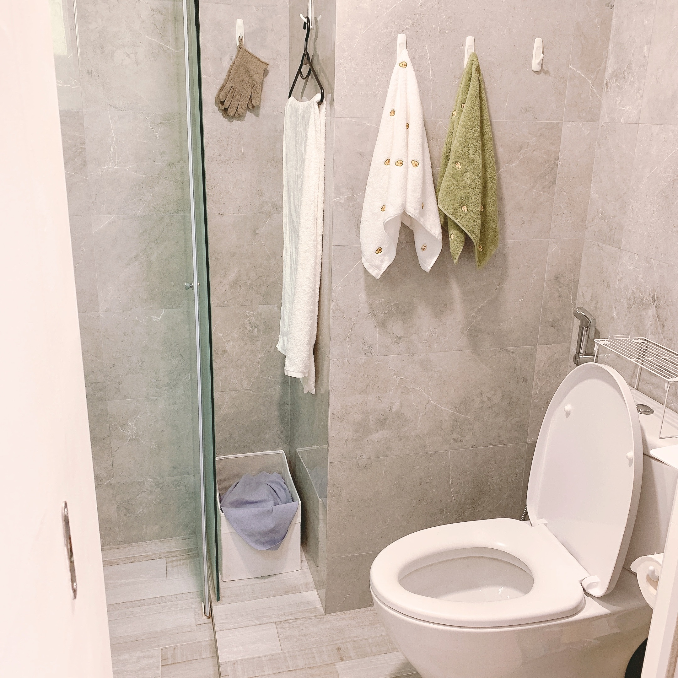 K-pop, Anime, Harry Potter - The Room that Has It All - Glass-enclosed shower, beige gloves, white towel, green towel, brown