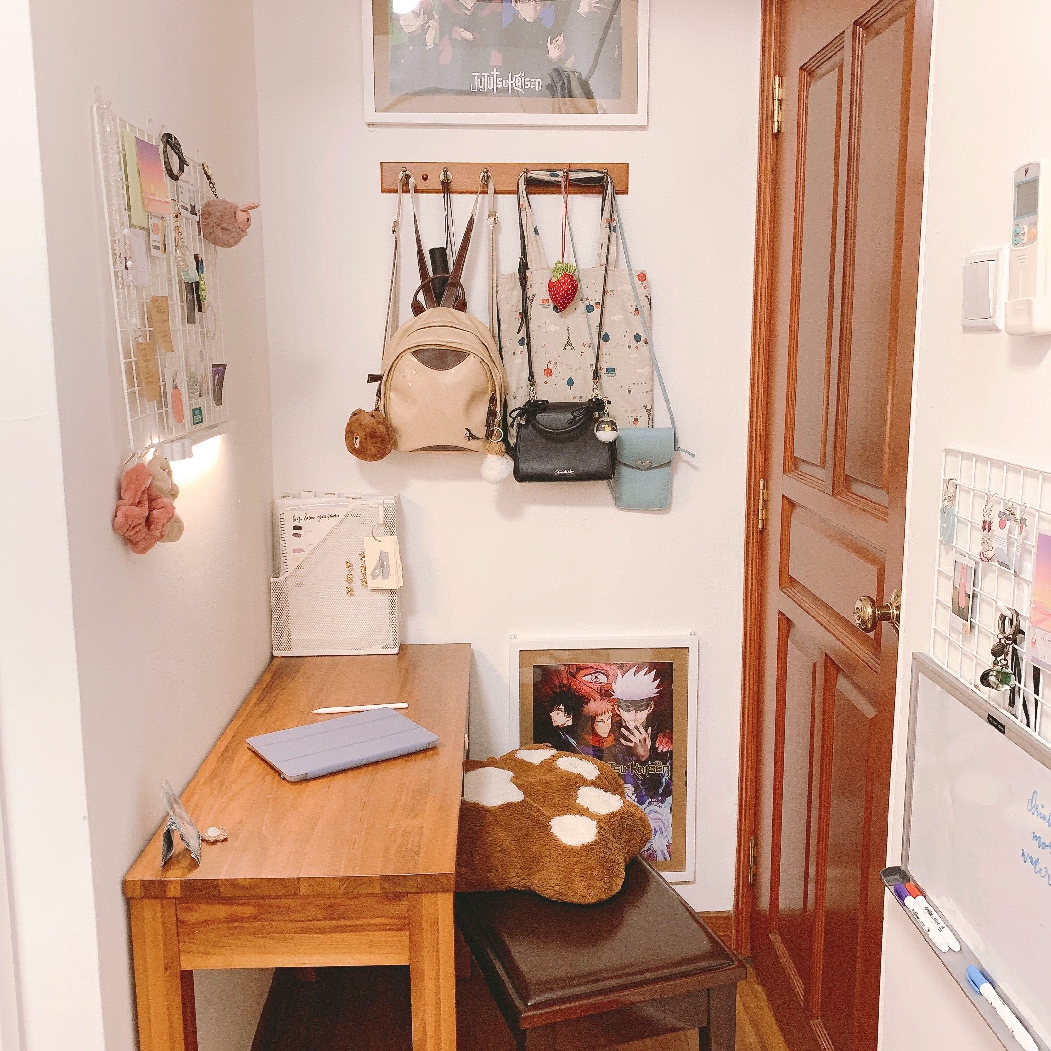 K-pop, Anime, Harry Potter - The Room that Has It All - Wall-mounted organizer, neatly organized items, decorative keychains
