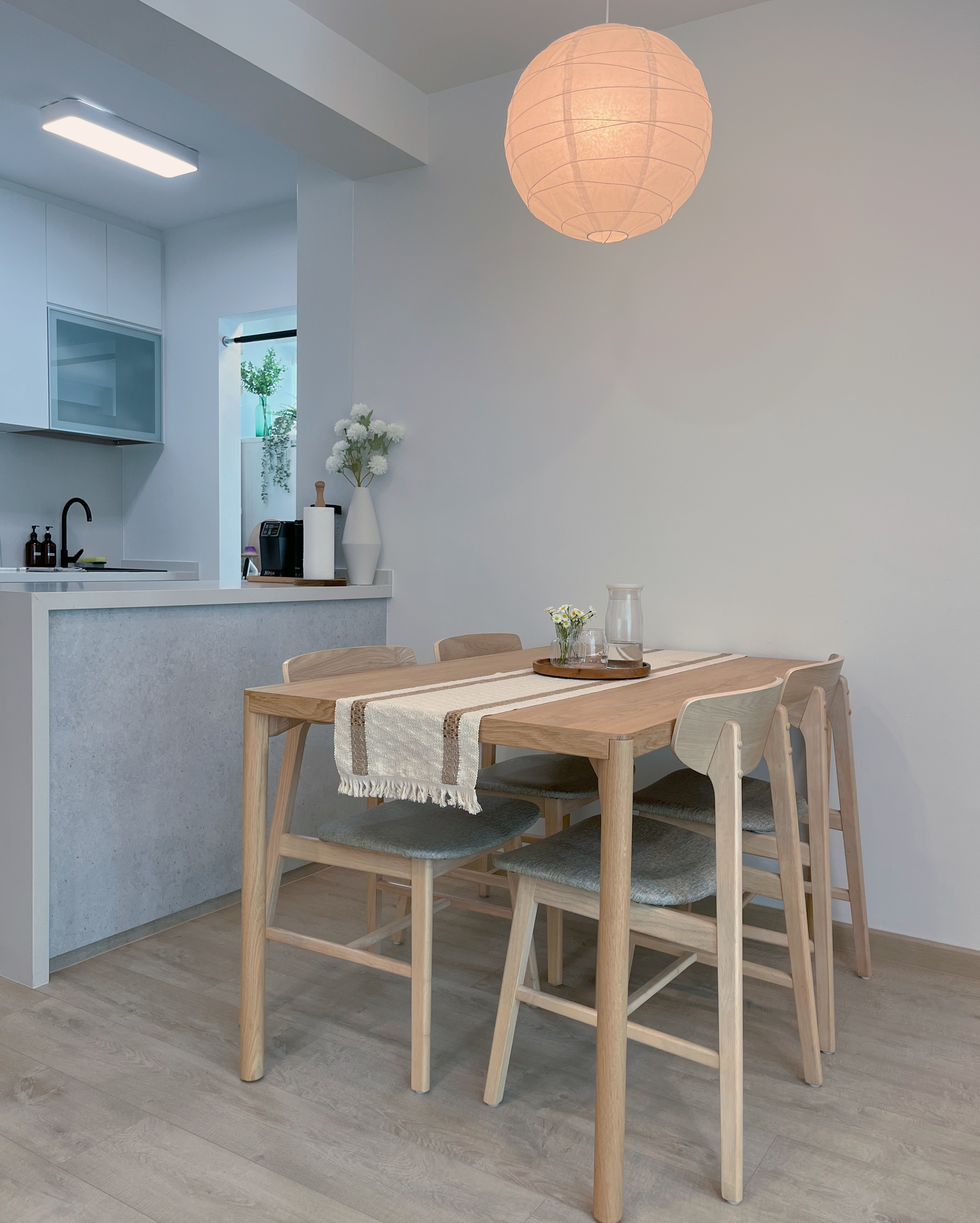 Living In A Cosy 3-room Flat with Minimal Housekeeping - Modern minimalist kitchen with sleek white cabinetry, contemporary