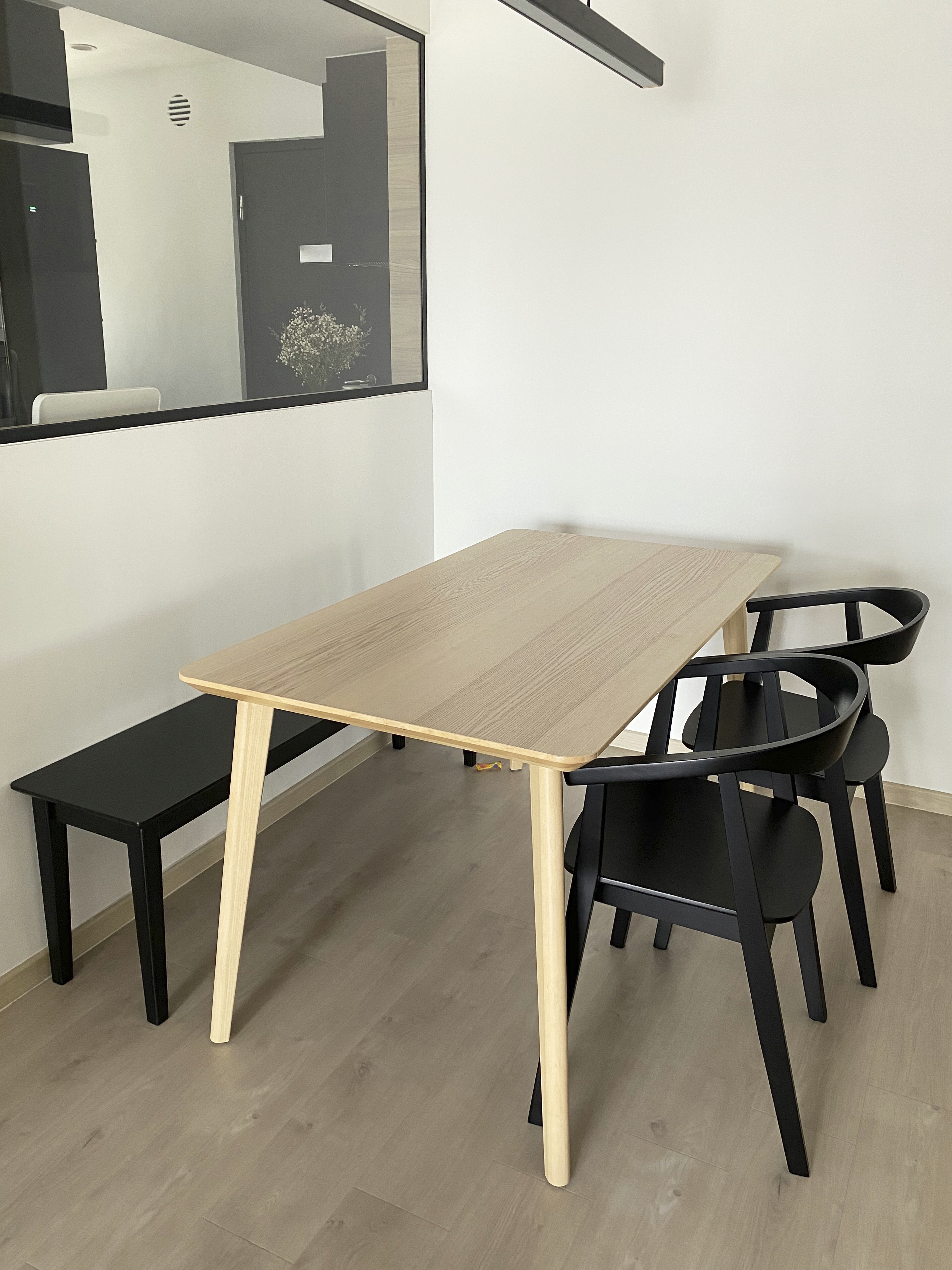 A-Minimalist-Apartment-with-an-Urban-Jungle