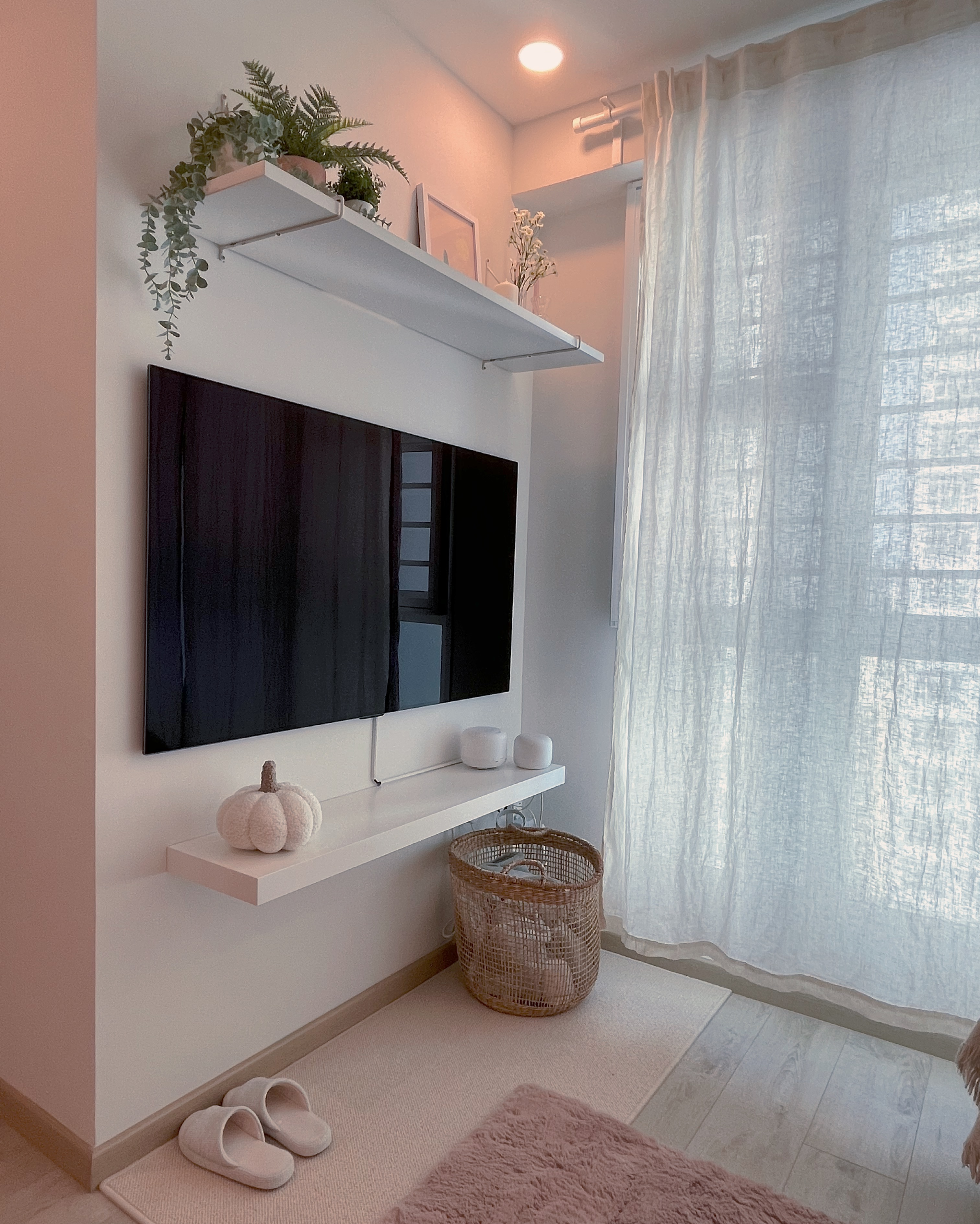 Living In A Cosy 3-room Flat with Minimal Housekeeping - Modern minimalist living room, cozy corner, soft pastel color