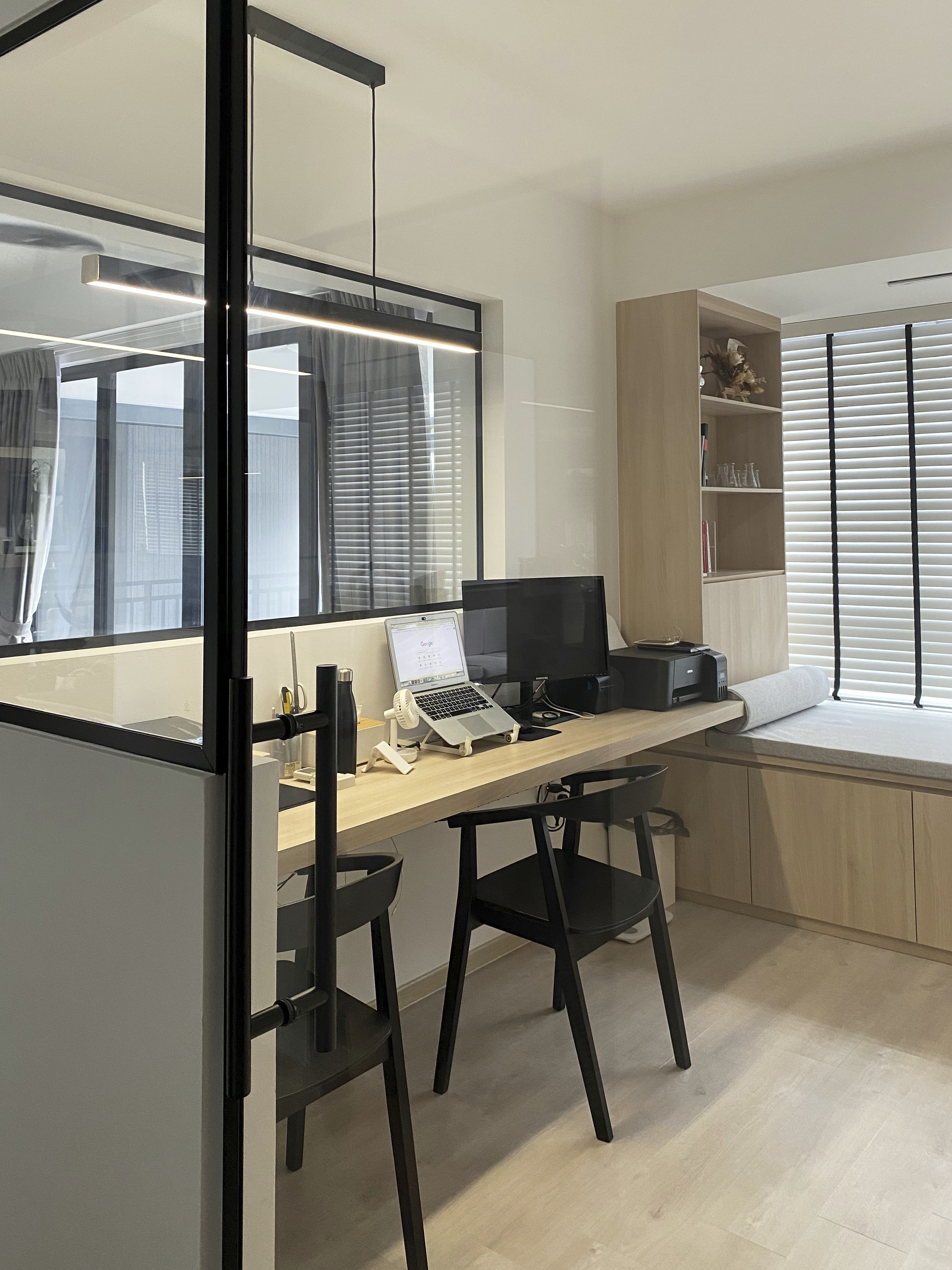 A-Minimalist-Apartment-with-an-Urban-Jungle