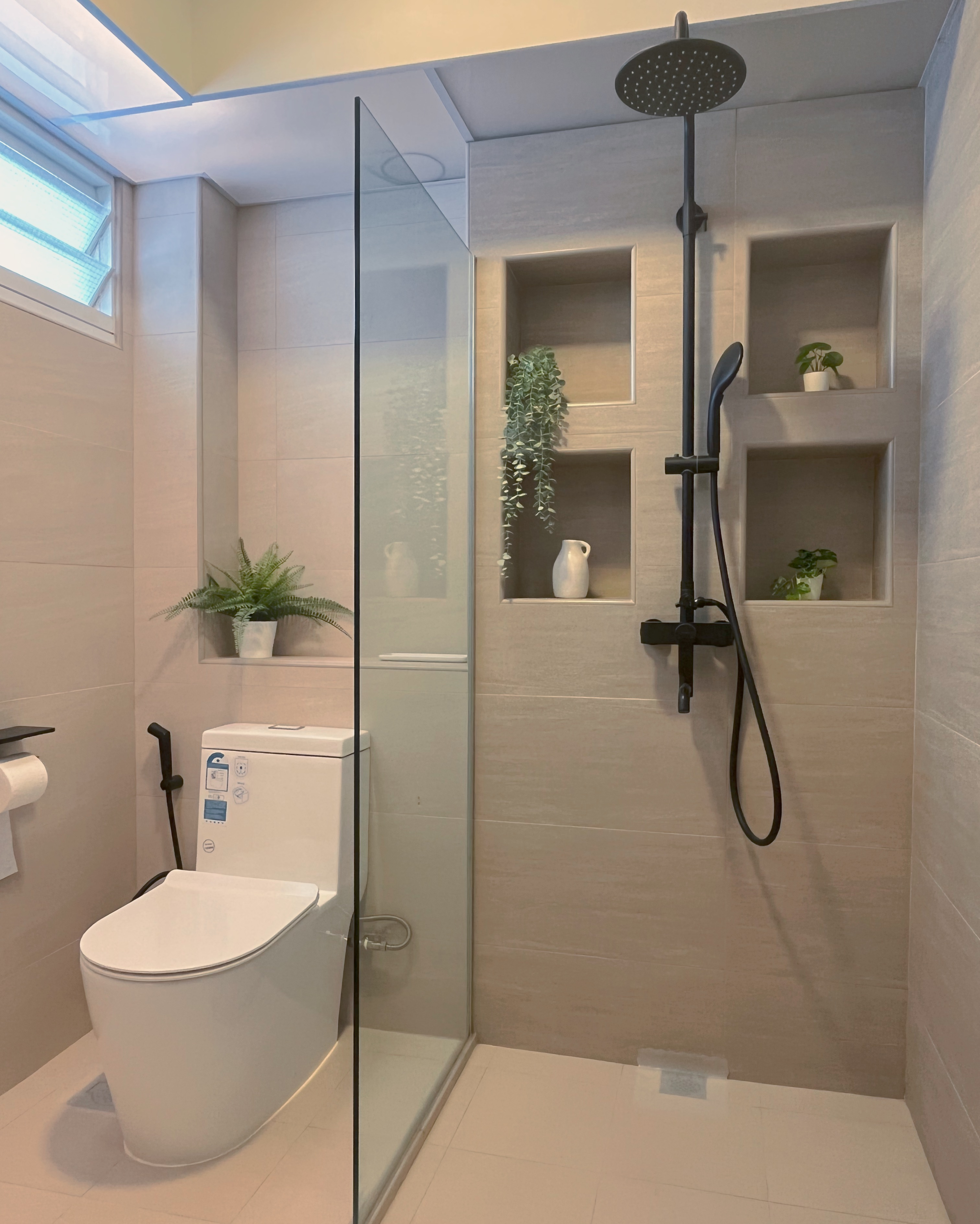 Living In A Cosy 3-room Flat with Minimal Housekeeping - Modern minimalist bathroom, sleek design, beige tiles, glass shower