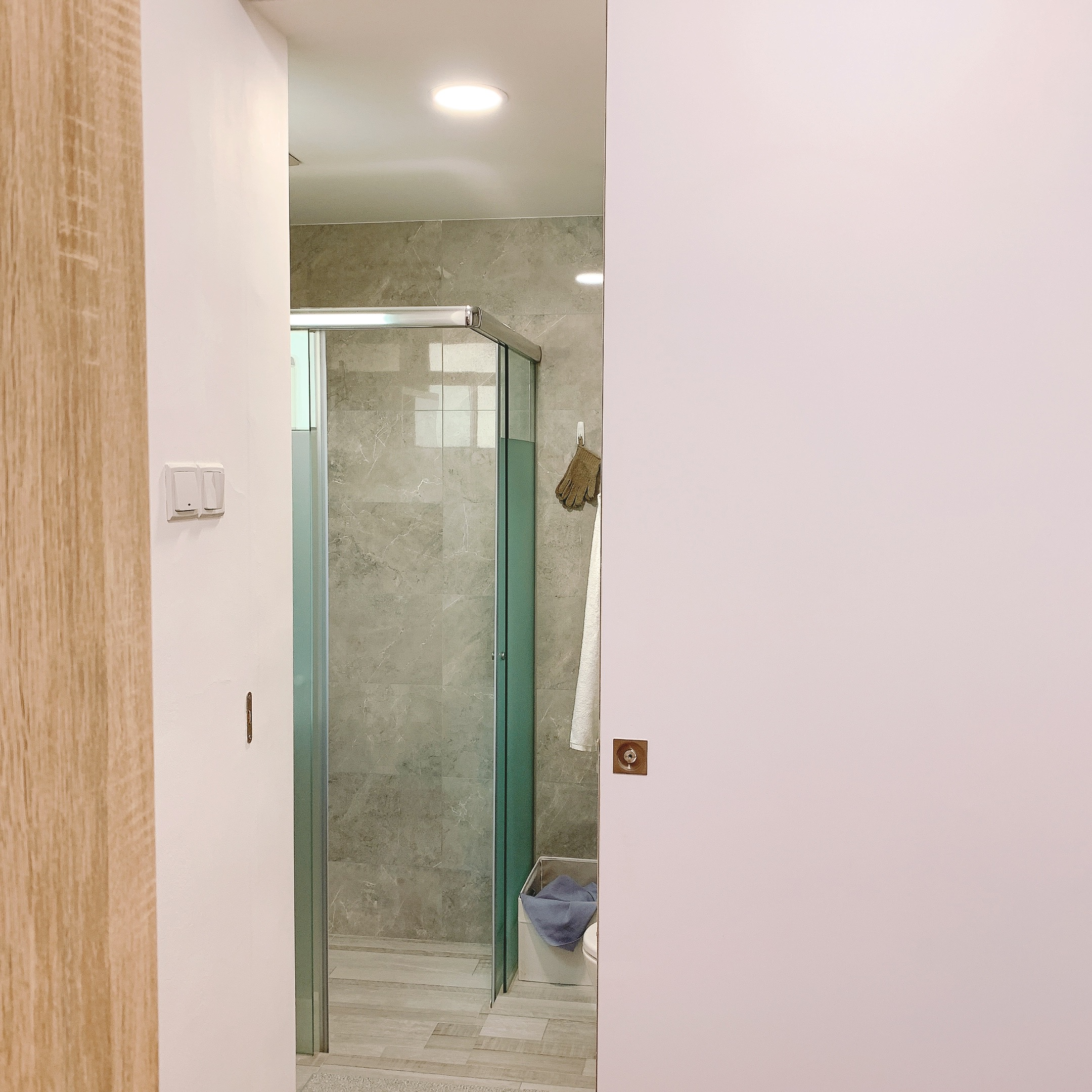 K-pop, Anime, Harry Potter - The Room that Has It All - Glass-enclosed shower, beige marble tiles, modern design, white wall