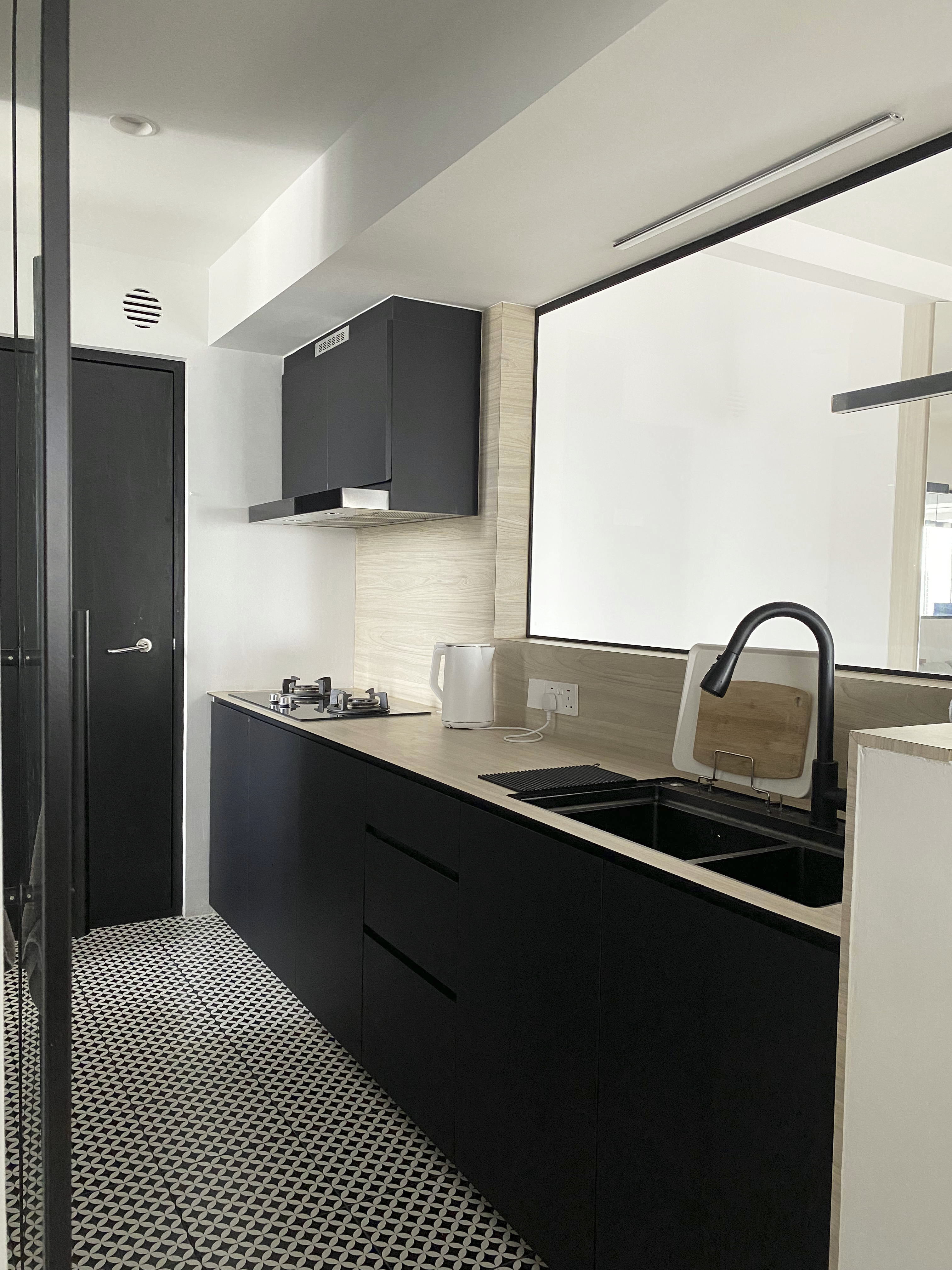 A-Minimalist-Apartment-with-an-Urban-Jungle