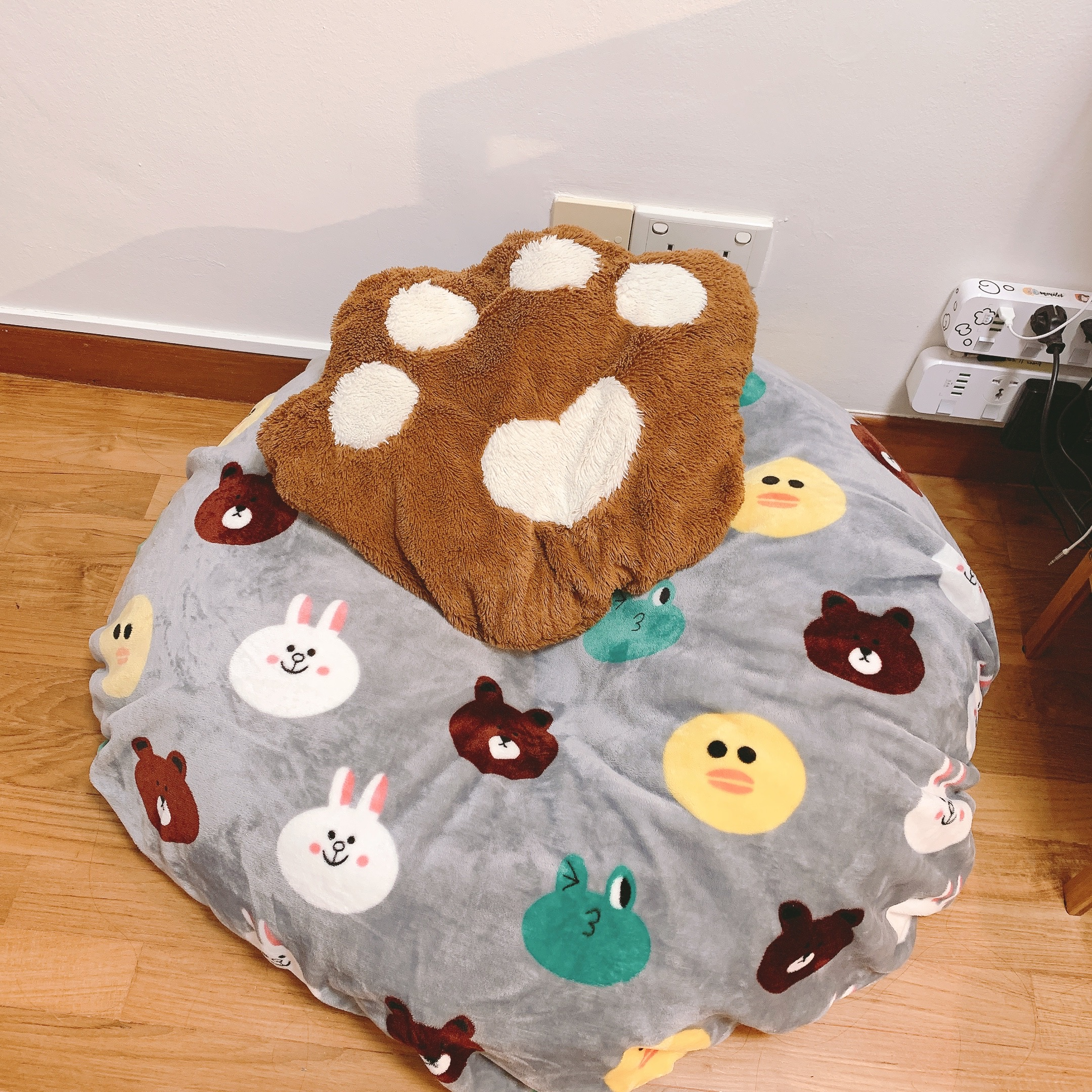 K-pop, Anime, Harry Potter - The Room that Has It All - Soft, plush, brown, heart-shaped, cushion, cozy, playful, cartoonish